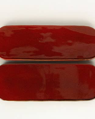 Detalle del esmalte rojo de las dos bandejas de cerámica