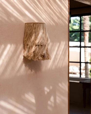 Aplique de abacá natural pequeño Bazar Bizar en ambiente interior