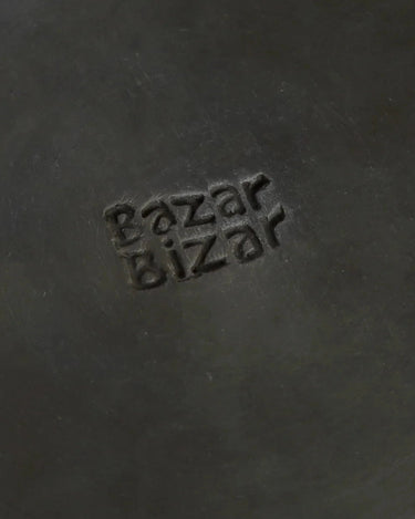 Plato negro de cerámica Bazar Bizar en ambiente