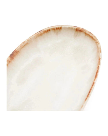 Plato oval blanco Bazar Bizar en mesa