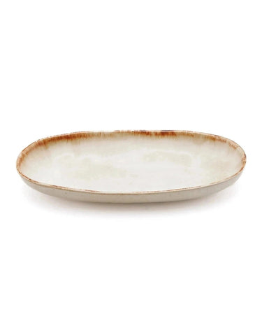 Detalle de plato oval de cerámica blanca Bazar Bizar