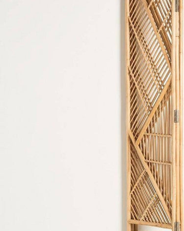 Detalle de biombo de ratán natural trenzado