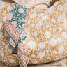 Bolsa shopper de algodón acolchado floral mostaza Bonheur du Jour, acompañada de un pañuelo verde y rosa