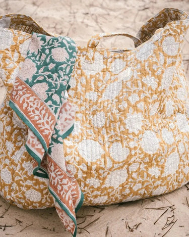 Bolsa shopper de algodón acolchado floral mostaza Bonheur du Jour, acompañada de un pañuelo verde y rosa