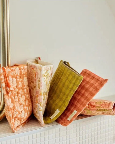 Bolsas pequeñas Bonheur du Jour de varios estampados, con la floral rosa tumbada a la derecha