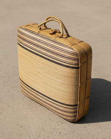 Bolso maleta pequeño de bambú natural Artesanías San José, con bandas oscuras y asas dobles
