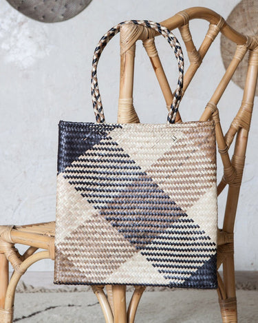 Bolso tejido a mano de fibras de palma marrón y negro