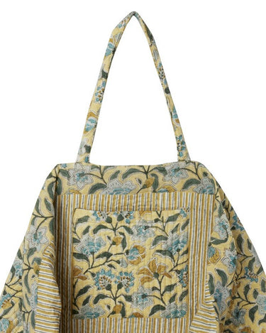 Detalle de bolsa shopper estampada verde