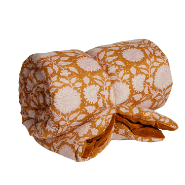 Funda de sofá acolchada caramelo en ambiente de salón