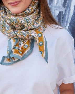 Pañuelo floral verde gris como turbante Bonheur du Jour