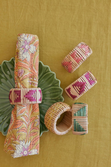 Detalle de tejido en servilleteros de rafia amarilla
