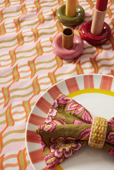Servilleteros de rafia amarilla en mesa bohemia