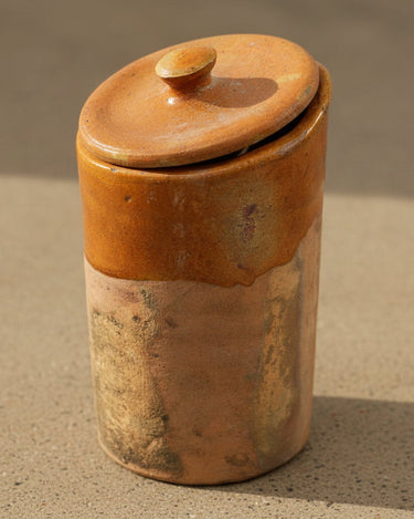 Bote de barro antiguo con tapa — vista principal