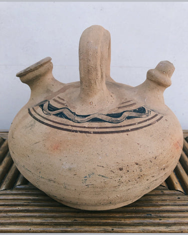 Détail d’un botijo ancien en terre cuite