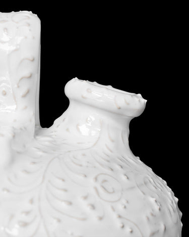 Detalle de la boca, el asa y la decoración blanca en relieve de uno de los botijos de Leandro Cano.