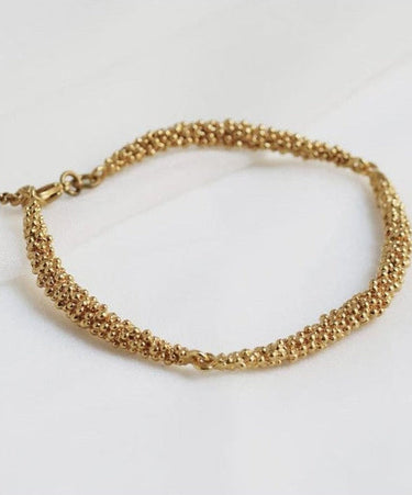 Brazalete Stardust dorado de Carme Fàbregas de Joidart, detalle del tejido de la cadena dorada