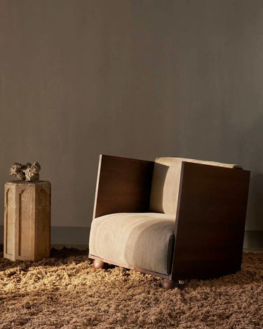 Butaca con brazos de madera Ferm Living