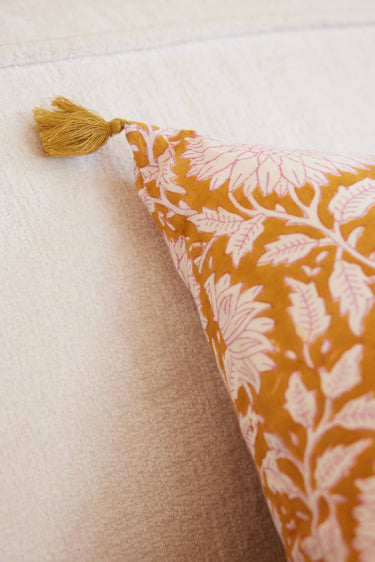 Funda cojín caramelo detalle pompones