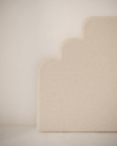 Detalle del tejido bouclé blanco del cabecero
