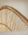 Detalle de cabecero de pared tribe de ratán natural