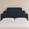 Cabecero escalonado de terciopelo azul marino Navy 49, vista frontal con ropa de cama blanca