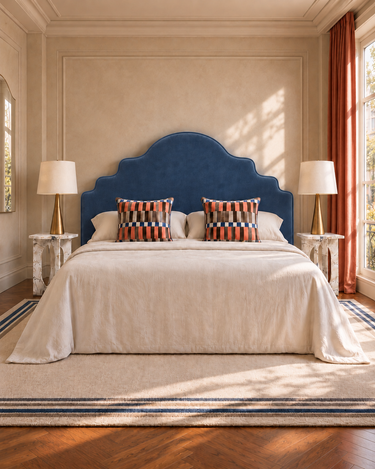 Cabecero Matuta Design en terciopelo azul Royal Denim 153, en un dormitorio con ropa de cama cruda
