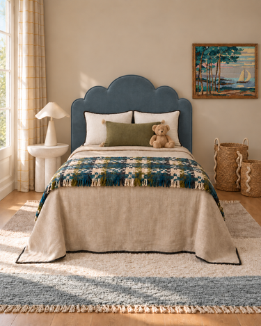 Dormitorio infantil con cabecero ondulado azul Matuta Design en color de referencia Royal Iceblue 43, mesa Broich, cojines Caravane y alfombra de lana azul