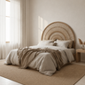 Cabecero de pared Tribe de ratán natural de Affari of Sweden, en un dormitorio con ropa de cama beige