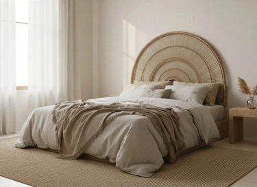 Cabecero de pared Tribe de ratán natural de Affari of Sweden, vista del dormitorio con cortinas claras