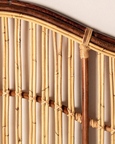 Detalle de cabecero de ratán para cama queen