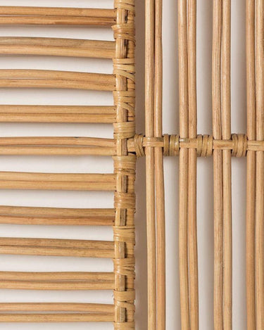 Detalle de cabecero de ratán trenzado natural