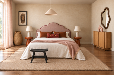Dormitorio con cabecero ondulado rosa palo de Matuta Design y ribete burdeos