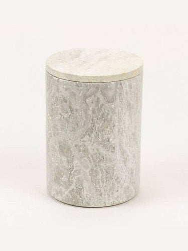 Ambiente natural con caja alta de mármol blanco con tapa como protagonista