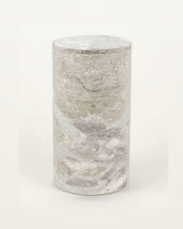 Vista principal completa de caja decorativa de piedra blanca y latón