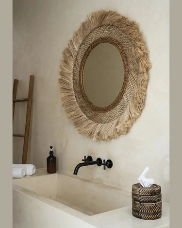 Caja de pañuelos de ratán natural en ambiente decorativo