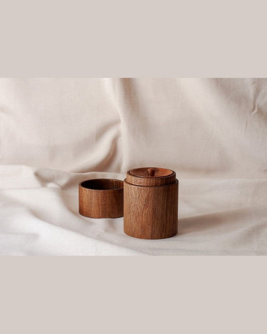 Caja de té de madera de nogal en formato vertical 4:5