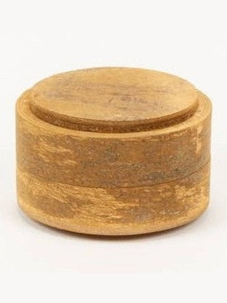 Primer plano de set de tres cajas aromáticas de corteza de canela mostrando su acabado