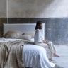 Cama BEETHOVEN de lino blanco Dareels en dormitorio
