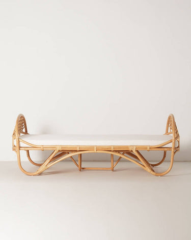 Cama de ratán para terraza vista lateral