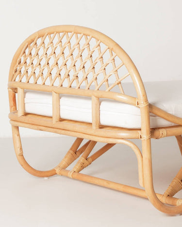 Detalle de cama de ratán para exterior