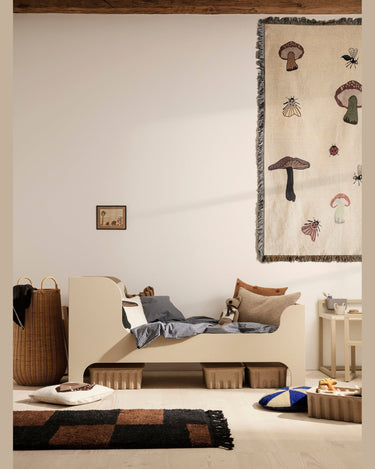 Cama infantil de diseño escandinavo con textiles