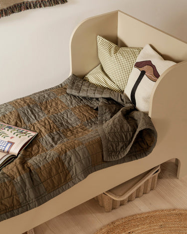 Cama infantil Ferm Living en dormitorio infantil