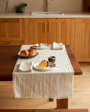 Caminos de mesa de algodón y lino: una pieza con encaje sobre una mesa de cocina