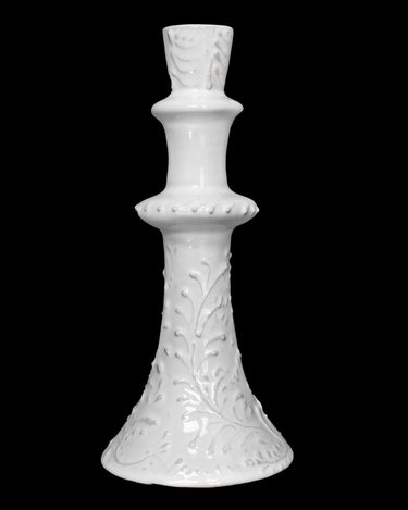 Candelabro de Leandro Cano: candelabro alto blanco aislado, sin vela, con base acampanada.