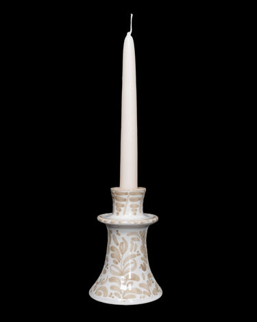 Candelabros Felipe II: modelo blanco con hojas beige y una vela blanca sin encender, visto de frente
