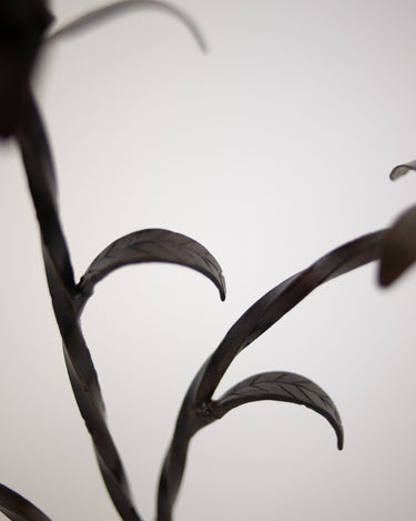 Hojas grabadas y ramas en el diseño de los candelabros de hierro