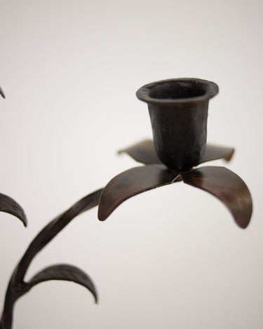 Detalle del portavela y los pétalos metálicos del candelabro