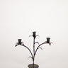 Candelabro de hierro de tres brazos con flores de Olsson & Jensen