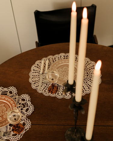 Candelabro de tres brazos parcialmente recortado en una mesa preparada