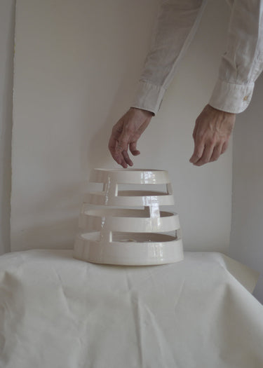 El portavelas W59 es una reinterpretación del museo Guggenheim de Nueva York, un cilindro blanco de hormigón cuyas líneas curvas ascienden y dan la sensación de enroscarse en espiral.
